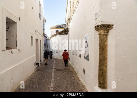 Arcos de la Frontera, Espagne. Une des rues de la vieille ville, avec une colonne romaine et la capitale dans un coin Banque D'Images