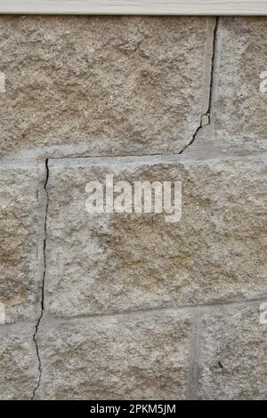 Fissures dans une fondation de bloc de béton, nécessitant une réparation Banque D'Images