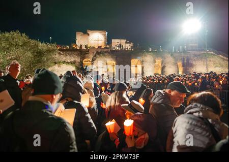 Rome, Italie. 21st novembre 2022. Les dévotés ont vu prier pendant la via Crucis. Environ vingt mille fidèles chrétiens ont suivi la traditionnelle via Crucis le vendredi Saint au Colisée de Rome, présidé en 2023 par le Cardinal Vicaire de Rome Angelo de Donatis à la place du Pape François qui, quelques jours seulement après avoir été hospitalisé pour la bronchite chronique maladie infectieuse, A préféré suivre la célébration de la Casa Santa Marta. (Credit image: © Marcello Valeri/SOPA Images via ZUMA Press Wire) USAGE ÉDITORIAL SEULEMENT! Non destiné À un usage commercial ! Banque D'Images