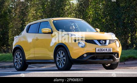 Voiture jaune Nissan Juke 2015 voyageant sur une route de campagne anglaise Banque D'Images