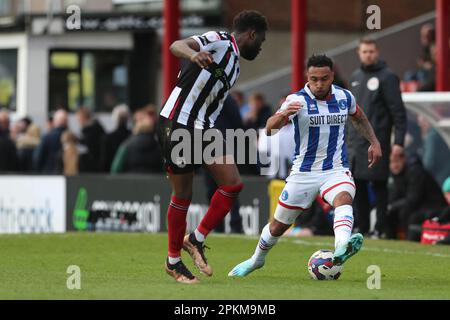 WES McDonald de Hartlepool s'est Uni en action avec Michee Efete de Grimsby Town lors du match de la Sky Bet League 2 entre Grimsby Town et Hartlepool United à Blundell Park, Cleethorpes, le vendredi 7th avril 2023. (Photo : Mark Fletcher | ACTUALITÉS MI) Credit: MI News & Sport /Alamy Live News Banque D'Images