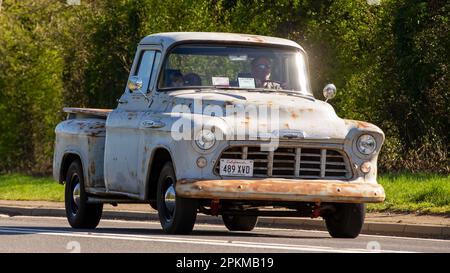 Pick-up 1957 DE CHEVROLET sur une route de campagne anglaise Banque D'Images