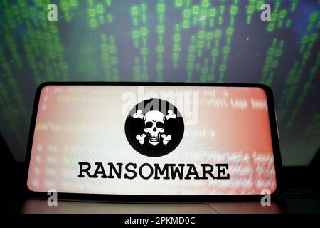 Dans cette illustration, la représentation d'un ransomware s'affiche sur l'écran d'un smartphone. Ransomware est un type de détournement de données personnelles malware. Banque D'Images