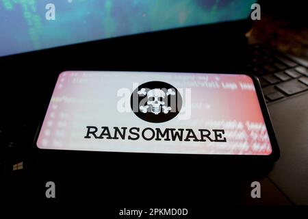 Dans cette illustration, la représentation d'un ransomware s'affiche sur l'écran d'un smartphone. Ransomware est un type de détournement de données personnelles malware. Banque D'Images