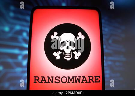 Dans cette illustration, la représentation d'un ransomware s'affiche sur l'écran d'un smartphone. Ransomware est un type de détournement de données personnelles malware. Banque D'Images