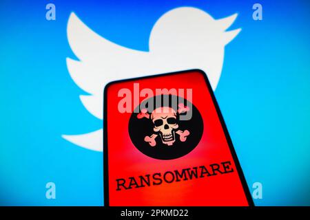 Dans cette illustration, la représentation d'un ransomware est affichée sur l'écran d'un smartphone avec un logo Twitter en arrière-plan. Banque D'Images