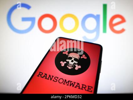 Dans cette illustration, la représentation d'un ransomware est affichée sur l'écran d'un smartphone avec un logo Google en arrière-plan. Banque D'Images