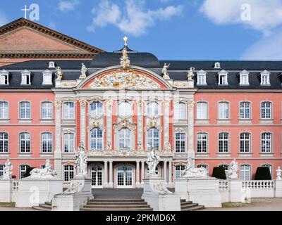 Le Palais électoral, allemand : le Palais de Kürstliches, à Trèves, en Allemagne, fut la résidence des Archevêques et des électeurs de Trèves du 16th siècle Banque D'Images