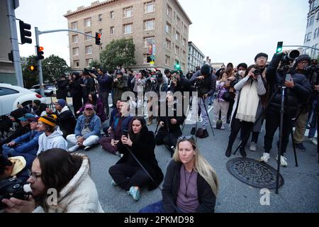 Les gens se rassemblent à l'intersection de California Street et Gough Street et prennent des photos pour le lever du soleil. Le soleil levant s'aligne entre California Street et Gough Streets à San Francisco. Le soleil se couche près des bâtiments et s'élève au-dessus du pont de la baie. Il se produit de 8 avril à 10 avril et il se produit deux fois par an. Sur 8 avril, des centaines de personnes se sont rassemblées à l'intersection de la rue California et de la rue Gough. Beaucoup d'entre eux viennent avec des engins de photographie de profession et de prendre des photos de lever de soleil au milieu de la route. (Photo de Michael Ho Wai Lee/SOPA Images/Sipa USA) Banque D'Images