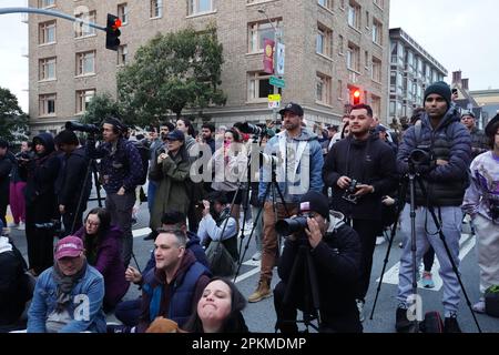 Les gens se rassemblent à l'intersection de California Street et Gough Street et prennent des photos pour le lever du soleil. Le soleil levant s'aligne entre California Street et Gough Streets à San Francisco. Le soleil se couche près des bâtiments et s'élève au-dessus du pont de la baie. Il se produit de 8 avril à 10 avril et il se produit deux fois par an. Sur 8 avril, des centaines de personnes se sont rassemblées à l'intersection de la rue California et de la rue Gough. Beaucoup d'entre eux viennent avec des engins de photographie de profession et de prendre des photos de lever de soleil au milieu de la route. (Photo de Michael Ho Wai Lee/SOPA Images/Sipa USA) Banque D'Images