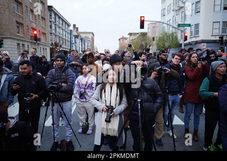 Les gens se rassemblent à l'intersection de California Street et Gough Street et prennent des photos pour le lever du soleil. Le soleil levant s'aligne entre California Street et Gough Streets à San Francisco. Le soleil se couche près des bâtiments et s'élève au-dessus du pont de la baie. Il se produit de 8 avril à 10 avril et il se produit deux fois par an. Sur 8 avril, des centaines de personnes se sont rassemblées à l'intersection de la rue California et de la rue Gough. Beaucoup d'entre eux viennent avec des engins de photographie de profession et de prendre des photos de lever de soleil au milieu de la route. (Photo de Michael Ho Wai Lee/SOPA Images/Sipa USA) Banque D'Images