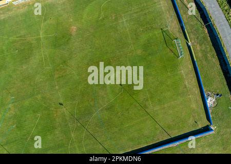 vue aérienne zenithal d'un terrain de football avec le système d'irrigation en service. Banque D'Images