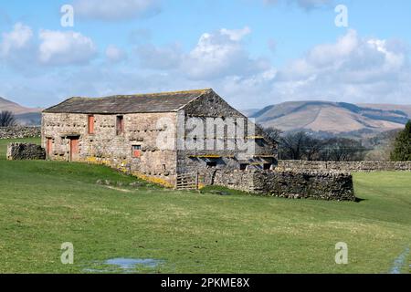 Une vaste grange traditionnelle près de Burtersett, à Wensleydale, dans le parc national de Yorkshire Dales, au Royaume-Uni Banque D'Images