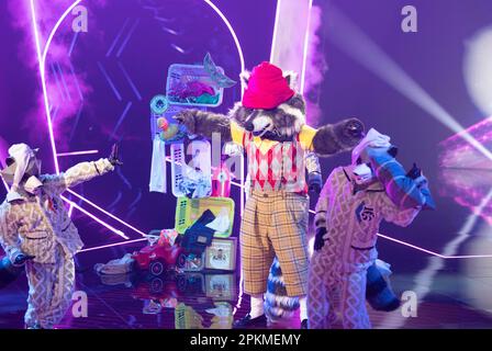 Cologne, Allemagne. 08th avril 2023. Le personnage 'The Raccoon' est sur scène dans le spectacle ProSieben 'The masqué Singer'. Credit: Thomas Banneyer/dpa/Alay Live News Banque D'Images