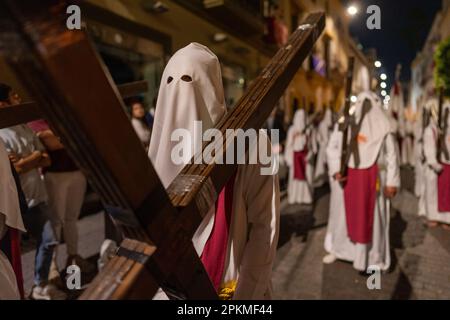 Séville, Espagne. 5th avril 2023. Les membres de l'église les Brotherhottes portent des croix en longues processions à travers les rues de Séville pendant la semaine de Santa Semana, ou semaine Sainte. Crédit : Haydn Denman/Alamy Live News. Banque D'Images