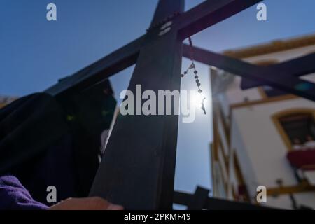 Séville, Espagne. 5th avril 2023. Les membres de l'église les Brotherhottes portent des croix en longues processions à travers les rues de Séville pendant la semaine de Santa Semana, ou semaine Sainte. Crédit : Haydn Denman/Alamy Live News. Banque D'Images