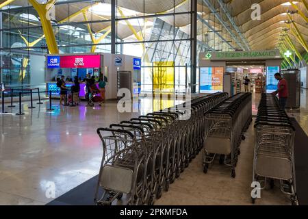 Détail architectural de l'aéroport Adolfo Suárez Madrid–Barajas, communément appelé aéroport Madrid–Barajas, le principal aéroport international desservant Madrid Banque D'Images