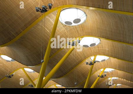 Détail architectural de l'aéroport Adolfo Suárez Madrid–Barajas, communément appelé aéroport Madrid–Barajas, le principal aéroport international desservant Madrid Banque D'Images