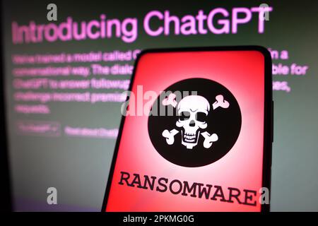 Brésil. 8th avril 2023. Dans cette illustration, la représentation d'un ransomware est affichée sur un écran de smartphone avec une page d'introduction de ChatGPT (OpenAI) en arrière-plan. (Credit image: © Rafael Henrique/SOPA Images via ZUMA Press Wire) USAGE ÉDITORIAL SEULEMENT! Non destiné À un usage commercial ! Banque D'Images