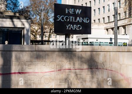 Panneau vandalisé à l'extérieur du bâtiment New Scotland Yard, siège de la police métropolitaine, sur le Victoria Embankment, Londres, Royaume-Uni. Ligne de peinture rouge Banque D'Images