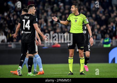 Rome, Italie. 08th avril 2023. Arkadiusz Milik de Juventus FC parle avec l'arbitre Marco Di Bello lors de la série Un match de football entre SS Lazio et Juventus FC au stade Olimpico à Rome (Italie), 8 avril 2023. Credit: Insidefoto di andrea staccioli/Alamy Live News Banque D'Images