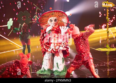 Cologne, Allemagne. 08th avril 2023. Le personnage « The Mushroom » est sur scène dans le spectacle ProSieben « The Mask Singer ». Credit: Thomas Banneyer/dpa/Alay Live News Banque D'Images