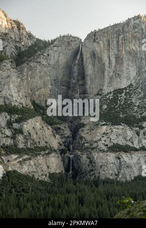 Upper et Lower Yosemite Falls de l'autre côté de la vallée depuis four Mile Trail, un matin d'été Banque D'Images