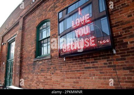 Enseigne au néon sur un mur de briques. Concept d'amour. Banque D'Images