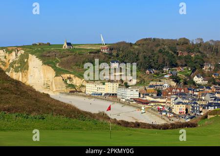 Vue panoramique depuis le parcours de golf à travers Etretat (Seine-Maritime), Normandie, France Banque D'Images