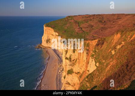 Plage de Fourquet (Plage du Fourquet) sur la côte d'Alabâtre à la Poterie-Cap-d'Antifer (Seine-Maritime) en Normandie, France au coucher du soleil Banque D'Images