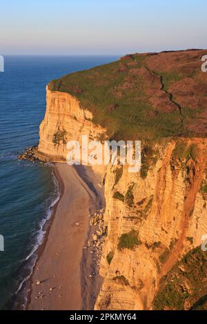 Plage de Fourquet (Plage du Fourquet) sur la côte d'Alabâtre à la Poterie-Cap-d'Antifer (Seine-Maritime) en Normandie, France au coucher du soleil Banque D'Images