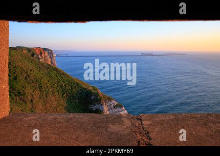 Vue panoramique sur le cap Antifer depuis un bunker sur la côte d'Alabâtre à la Poterie-Cap-d'Antifer (Seine-Maritime) en Normandie, France Banque D'Images