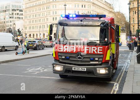Londres, Royaume-Uni - 17 mars 2023 ; véhicule de la brigade des pompiers de Londres dans le centre de Londres avec des lumières bleues Banque D'Images