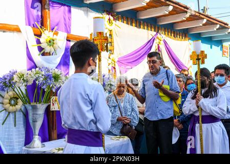 Membres de la paroisse priant devant les autels du quartier pendant la procession silencieuse du Vendredi Saint, ville de Oaxaca, Mexique Banque D'Images