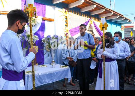 Les membres de la paroisse prient devant les larmes du quartier pendant le Vendredi Saint, procession silencieuse, ville d'Oaxaca, Mexique Banque D'Images