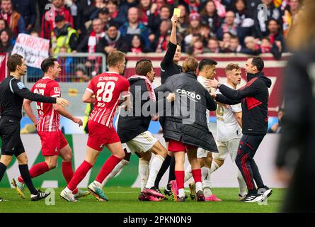 Arbitre Daniel Siebert sifflet, gestes, spectacles, montre, action individuelle, Schiedsrichter, Hauptschiedsrichter, schiri, Pfeiffe, Pfiff, Affiche la carte jaune à Joshua KIMMICH, FCB 6 Roland SALLAI, FRG 22 Matthias Ginter, FRG 28 Thomas MUELLER, MÜLLER, FCB 25 Lucas Höler, FRG 9 Joao Cancelo, FCB 22 Nicolas Höfler, FRG 27 dans le match SC FREIBURG - FC BAYERN MUENCHEN 0-1 1.Ligue allemande de football le 8 avril, 2023 à Fribourg, Allemagne. Saison 2022/2023, match jour 27, 1.Bundesliga, FCB, BVB, München, 27.Spieltag. © Peter Schatz / Alamy Live News - LA RÉGLEMENTATION DFL INTERDIT TOUTE UTILISATION DE PHOTOGRAPHIES Banque D'Images