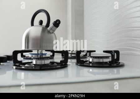 bouilloire sur la cuisinière à gaz. intérieur de cuisine moderne 11756542  Photo de stock chez Vecteezy