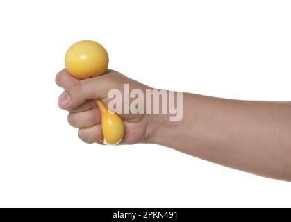 Homme pressant le ballon de stress jaune sur fond blanc, gros plan Banque D'Images