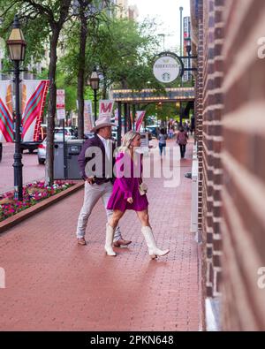 Ce couple local est habillé dans le style typique de fort Worth, portant des chapeaux et des bottes blancs avec des vêtements violets comme un signe de l'héritage occidental de la ville. T Banque D'Images