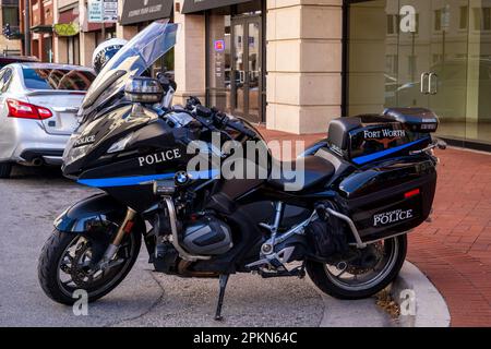 Une moto de police noire garée avec des lettres blanches se trouve sur le côté de la route, prête à être utilisée par les officiers de patrouille. Banque D'Images