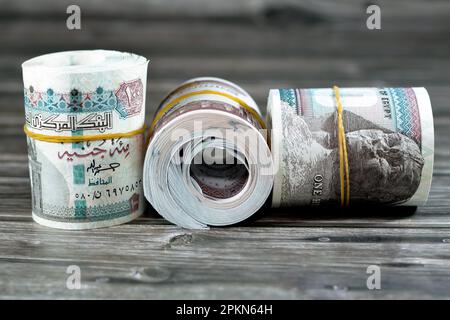 Rouleaux d'Égypte billets de banque d'argent de 100 et 50 EGP LE cent Egyptien et cinquante livres isolés sur le bois caractéristiques Sultan Hassan et Abu Hurayba Banque D'Images