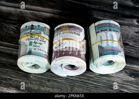 Rouleaux d'Égypte billets de banque d'argent de 100 et 50 EGP LE cent Egyptien et cinquante livres isolés sur le bois caractéristiques Sultan Hassan et Abu Hurayba Banque D'Images