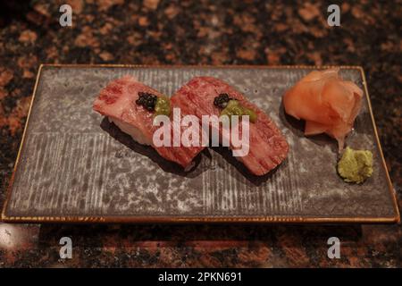 Deux morceaux de sushi Wagyu cru sur le dessus avec un œuf de caviar. Banque D'Images