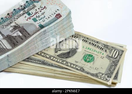 Pile de l'Égypte argent billets de banque de 100 EGP LE cent livres égyptiens sur les États-Unis dollars américains monnaie vieux billets, Egyptien et Unis Banque D'Images