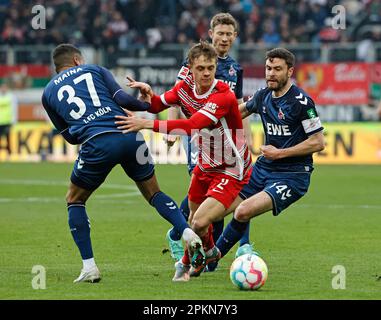 Augsbourg, Allemagne. 8th avril 2023. Robert Gumny (devant C) d'Augsbourg vit avec Linton Maina (L) et Jonas Hector (R) de Cologne lors du match de football allemand de la première division Bundesliga entre le FC Augsburg et le FC Cologne à Augsbourg, Allemagne, 8 avril 2023. Credit: Philippe Ruiz/Xinhua/Alay Live News Banque D'Images