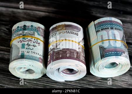 Rouleaux d'Égypte billets de banque d'argent de 100 et 50 EGP LE cent Egyptien et cinquante livres isolés sur le bois caractéristiques Sultan Hassan et Abu Hurayba Banque D'Images