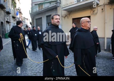 Pagani, Italie. 07th avril 2023. Pagani, Salerne, Italie - 07 avril 2023:les confrères de la Fraternité de la très Sainte Vierge des Sorrows vus pendant la procession.le Vendredi Saint après-midi, une procession de fidèles des différentes archafraternités religieuses, Accompagne la statue du Christ mort et la Vierge des Sorrows dans les rues du centre historique. En chantant des passages anciens et en priant, ils se souviennent de la douleur de notre-Dame pour la mort de son fils Jésus. (Photo de Pasquale Senatore/Pacific Press) Credit: Pacific Press Media production Corp./Alamy Live News Banque D'Images