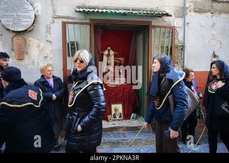 Pagani, Italie. 07th avril 2023. Pagani, Salerne, Italie - 07 avril 2023 : les sœurs de la Fraternité de la très Sainte Vierge des Sorrows vues pendant la procession. Le vendredi Saint après-midi, une procession de fidèles des différentes archafraternités religieuses accompagne la statue du Christ mort et de la Vierge des Sorrows dans les rues du centre historique. En chantant des passages anciens et en priant, ils se souviennent de la douleur de notre-Dame pour la mort de son fils Jésus. (Photo de Pasquale Senatore/Pacific Press) Credit: Pacific Press Media production Corp./Alamy Live News Banque D'Images