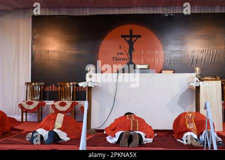 New Delhi, Inde. 07th avril 2023. Les pères prient lors des célébrations du Vendredi Saint à l'église mashigarh à New delhi (photo par Indraneel Sen/Pacific Press) Credit: Pacific Press Media production Corp./Alamy Live News Banque D'Images