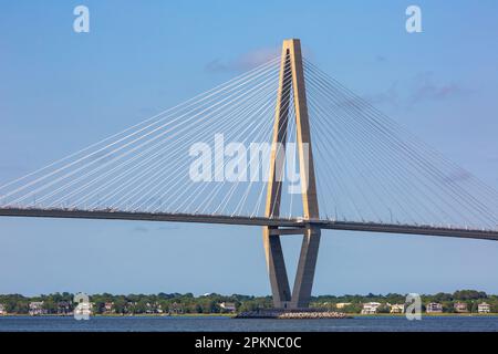 Ce pylône fait partie du Arthur J. Ravenel Jr. Bridge, ou le pont de la rivière Cooper, reliant Charleston et Mount Pleasant, Caroline du Sud, États-Unis. Banque D'Images